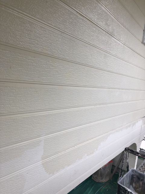 今治市外壁塗装工事、サイディング張りの外壁面の上塗りの様子を紹介します。